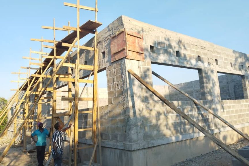 Building-ready-to-receive-the-steel-roof-structure-aspect-ratio-864-578